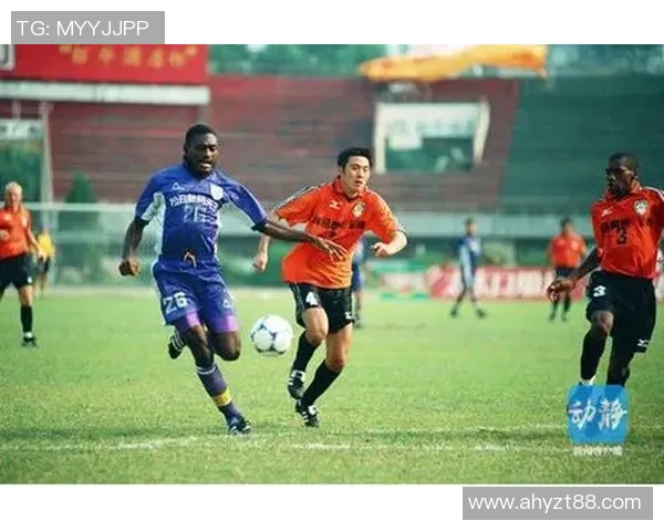 从校园到赛场体育老师逆袭成足球明星的励志故事