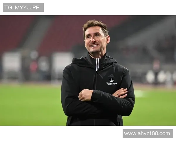 德国足球传奇克洛泽的辉煌职业生涯与成就回顾